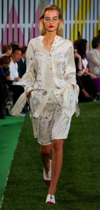 Escada SS19 . Silk pyjamas of life anyone? I’m so here for the long accents on the sleeves. Paired with some jeans, cute flats and we ouchea.