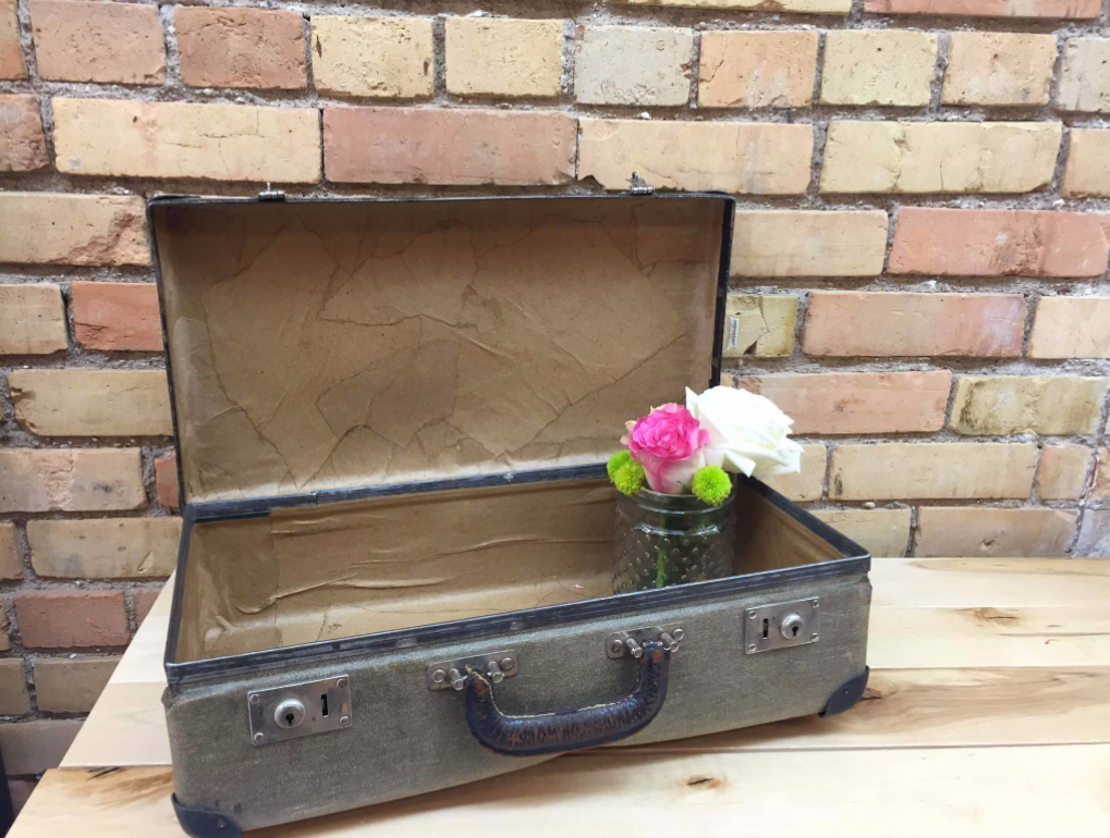 VINTAGE SUITCASE QUANTITY: 1 RENT: $3