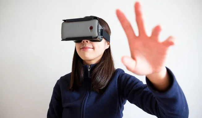 Woman-Uses-Virtual-Reality-Headset.jpg.653x0_q80_crop-smart.jpg
