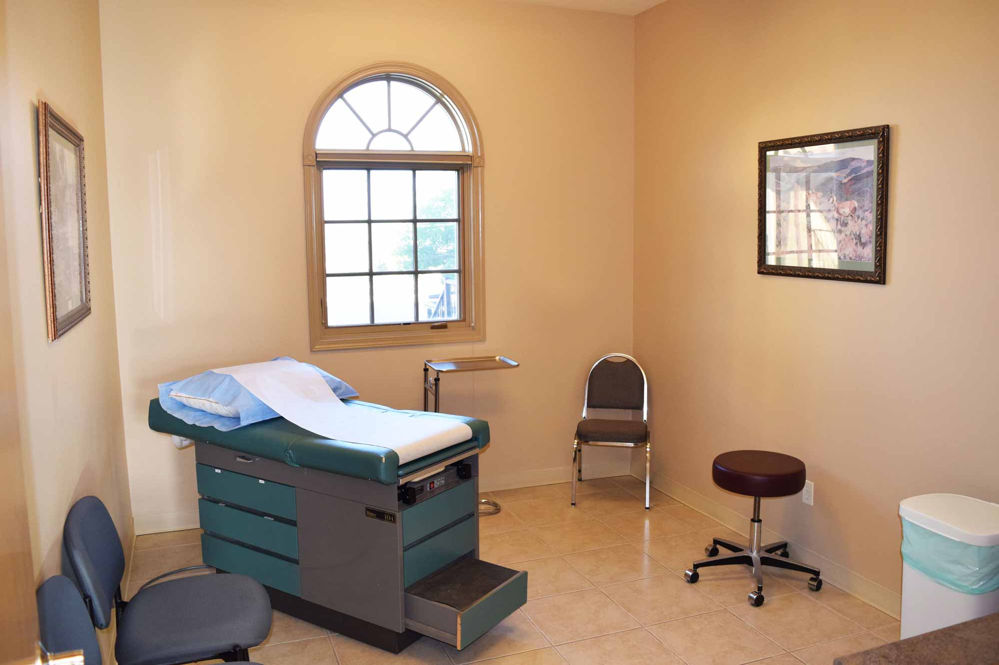 high-plains-surgical-associates-building-clinic-room-2.jpg