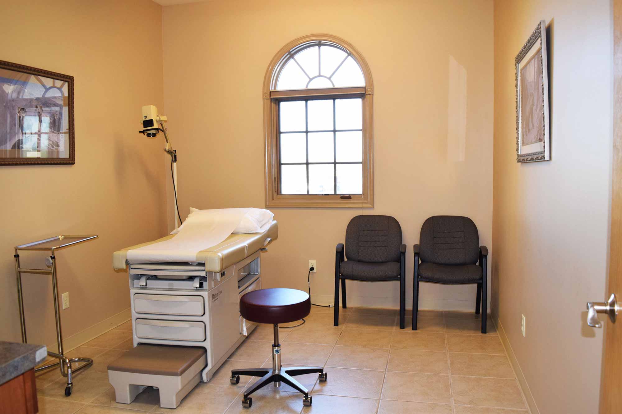 high-plains-surgical-associates-clinic-room-1.jpg