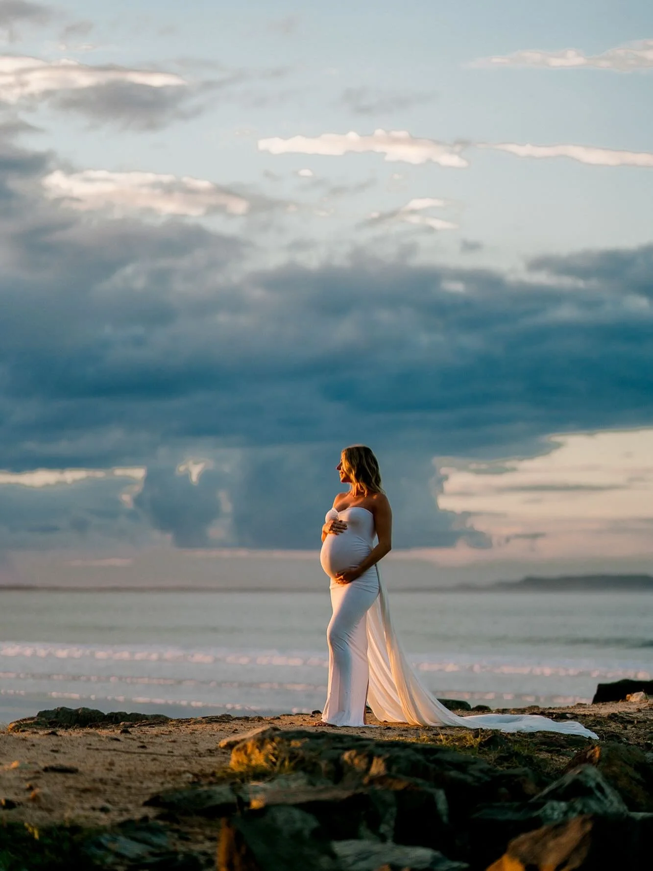 The most incredible thing a woman&rsquo;s body will ever do 💝 #babybump #babybumplove #pregnancy #maternityphotoshoot #maternityshootideas #photography #love #fun #life #beauty #mother #beginnings #art