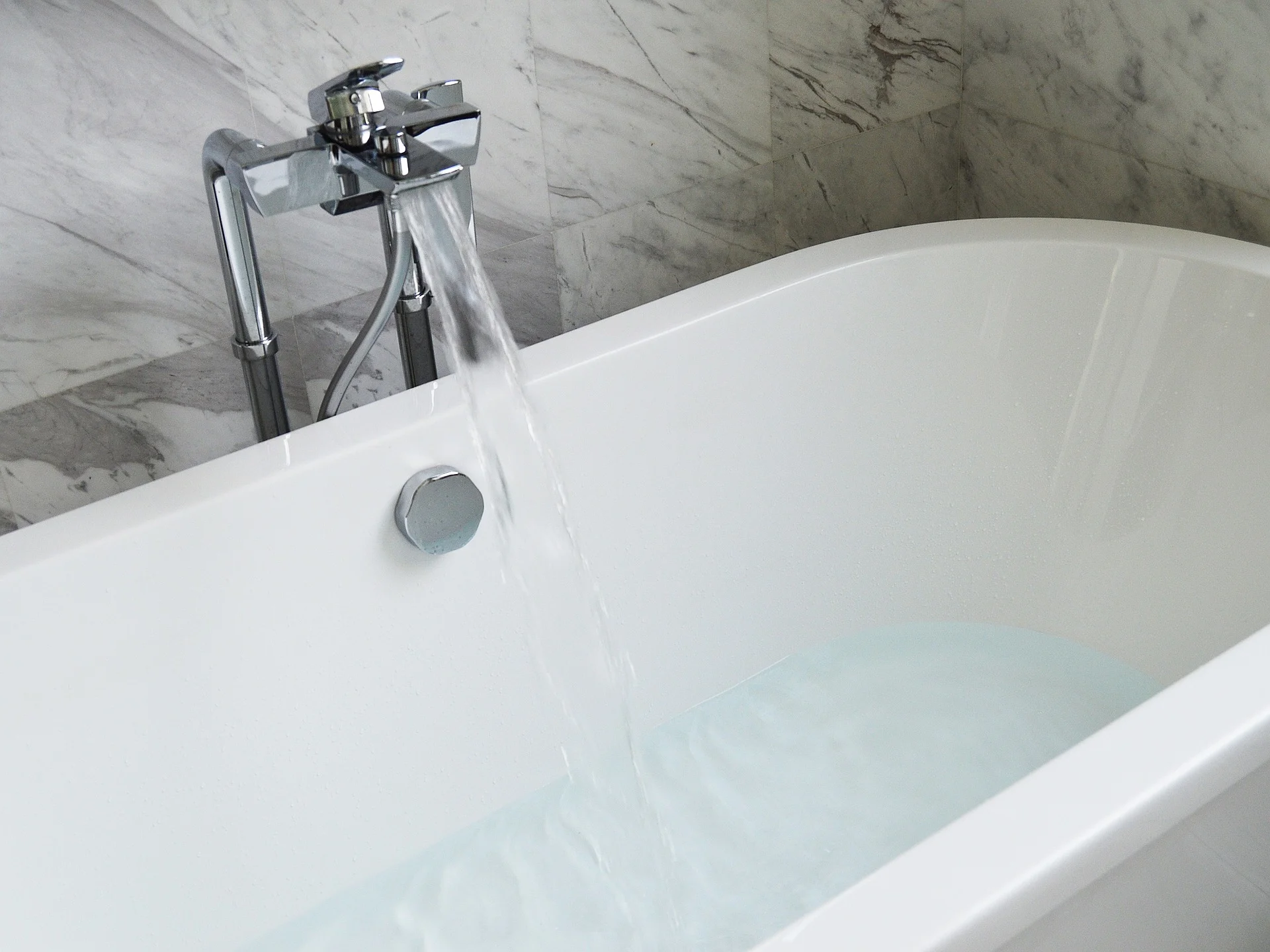 bathtub-890227_1920.jpg
