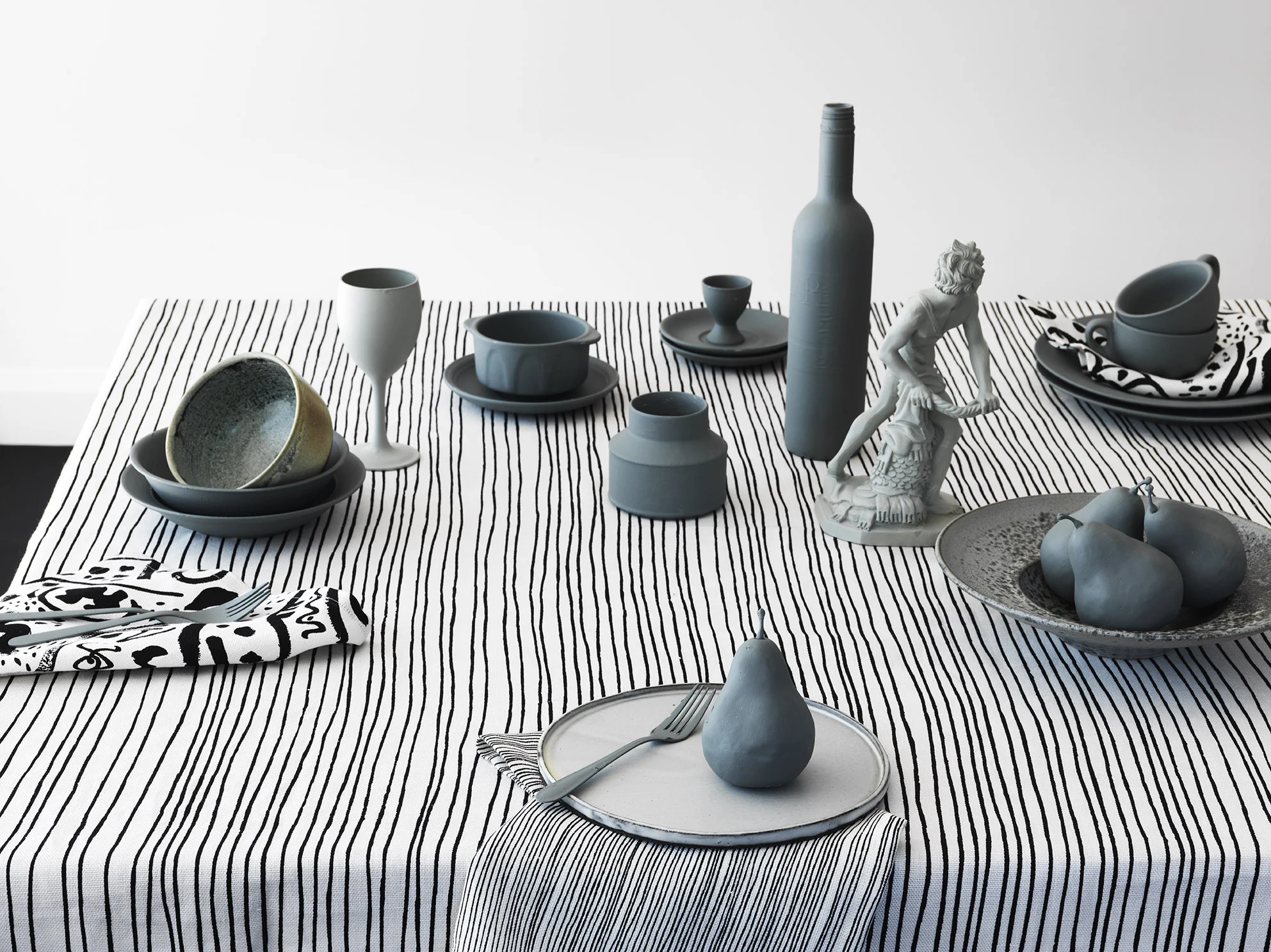 kk-campaign-linen-black-1.jpg