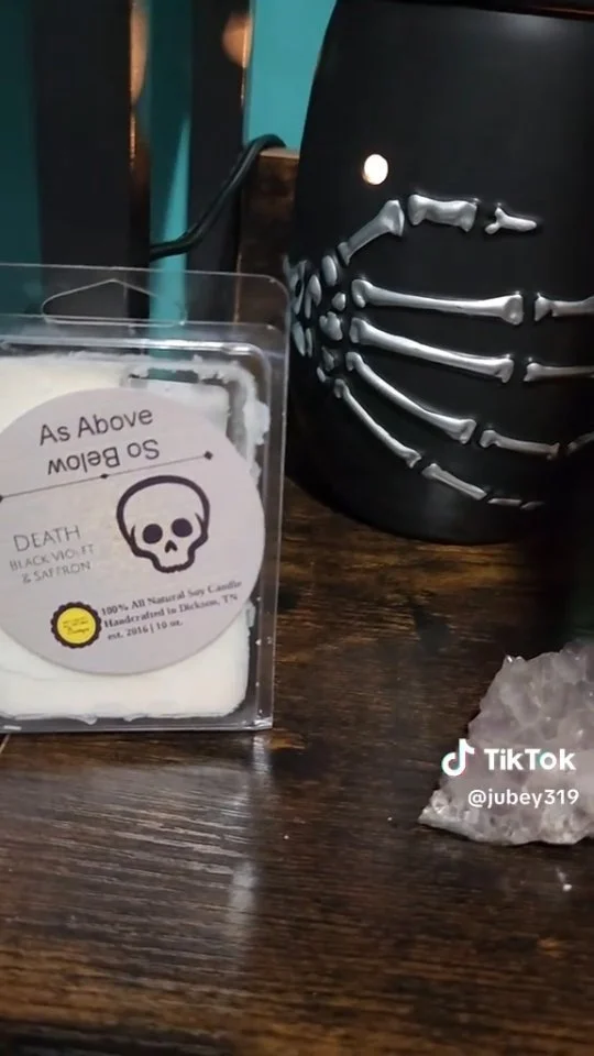 💀✨ Spooky season is officially here, Candle Fam! ✨💀
Check out these Death Wax Melts in action with the skeleton warmer 🖤🔥 — a little eerie, a little magical, and 100% ready to set the haunted vibe in your home.
🌙 When the wax begins to m