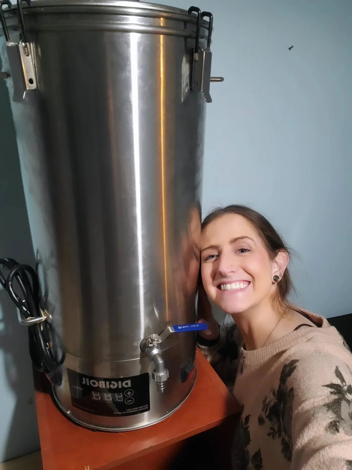 ✨ Big smiles in Cincinnati ✨

🖤Y'all remember Waxxine &mdash; my trusty wax melter and creative partner in crime!

 🕯️💫 After a long wait, I&rsquo;m finally rebuilding my studio and getting ready to dive back into candle-making magic! It feels so 