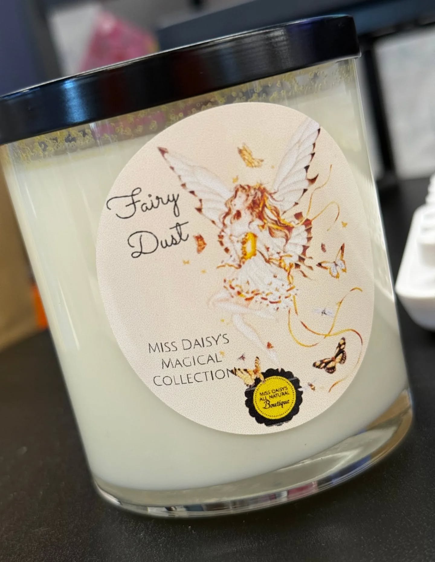 ✨ Fairy Dust ✨

🕯️A little magic for winter days that need light.
Soft lily of the valley blooms first, kissed with hints of lemon and sunny fruit. 

💛Jasmine drifts in like a daydream, grounded gently by rare woods&mdash;fresh, bright, and comfort