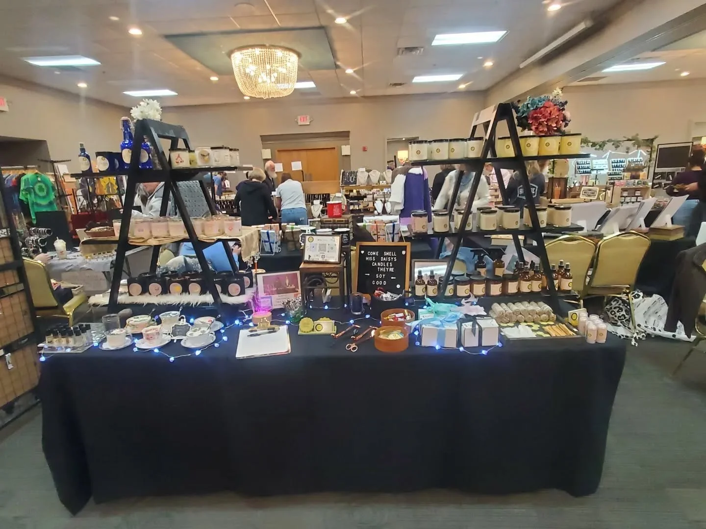 ✨ Today&rsquo;s the day! ✨

🕯️💛Miss Daisy&rsquo;s All Natural Boutique is in Cincinnati today, and the table is officially set.

👋🏼Freshly poured candles, cozy scents, and a whole lot of handmade goodness are packed and ready. If you&rsquo;re out