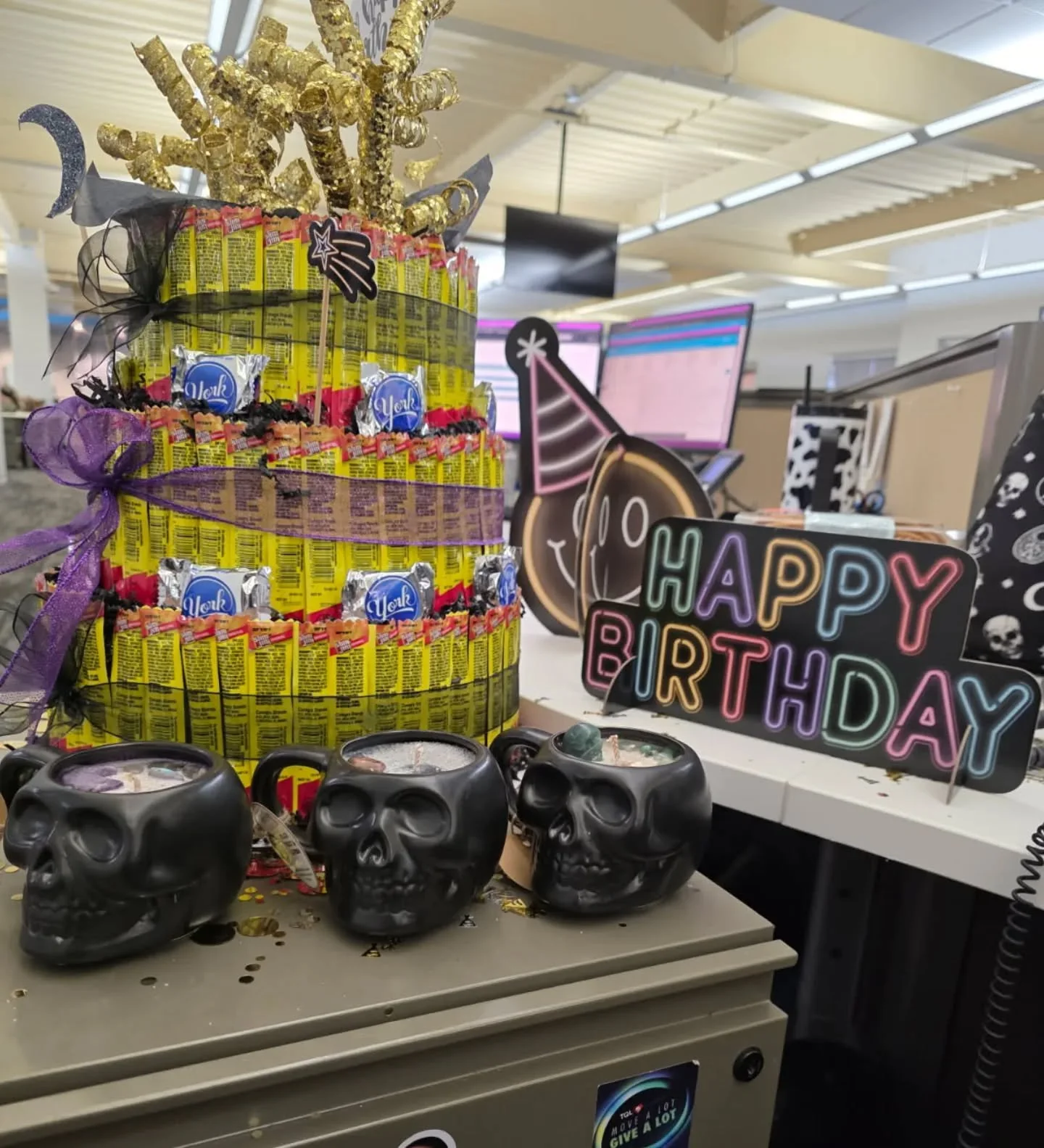 Happy Friday candle fam !! 
😅🖤Take at gander at this, not your average birthday setup! 

💀Made these spooky skull candles for a coworker&hellip;
and yes, I made the Slim Jim cake too 😂

✨Somehow ended up handing out my business cards for BOTH the