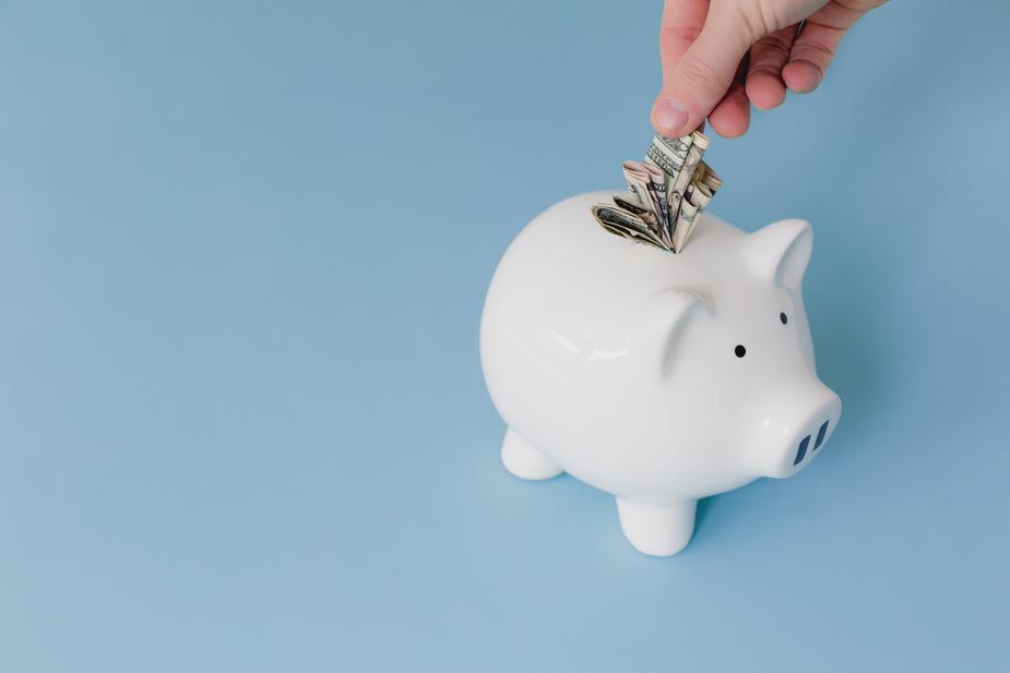saving-money-piggy-bank_925x.jpg