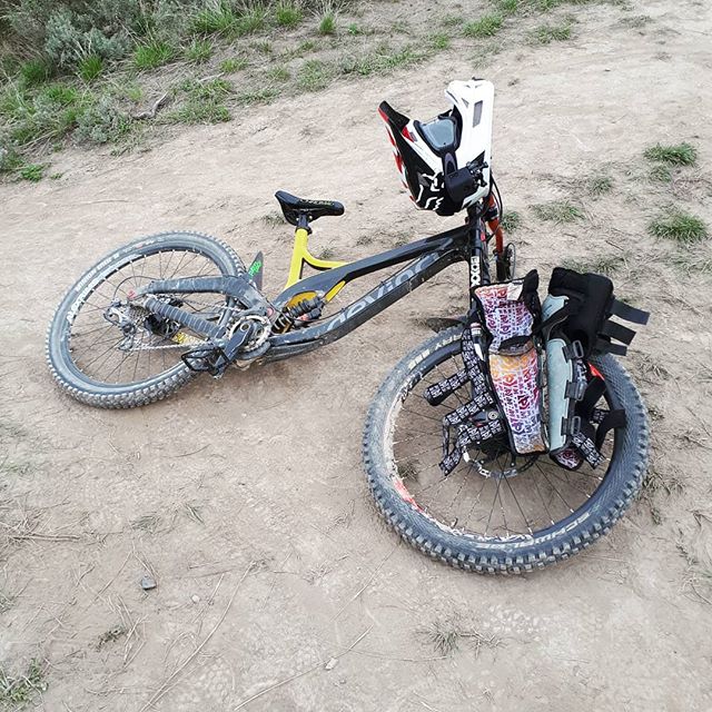 Full Send today in Kamloops! 
#kamloopsbikeranch #fistfullofdollars #freeride #mtb #downhill #fullsend