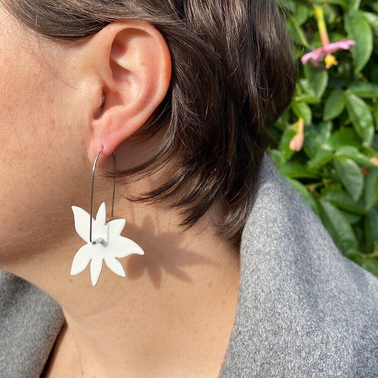 Flower patch: jasmine earrings, powder coated brass, stainless steel earring hooks.
Available at Jessdare.com (link in bio)
#australiancontemporaryjewellery #contemporaryjewellery #jessdare #flowerpatch #colour #earrings #handmade #zoomearrings