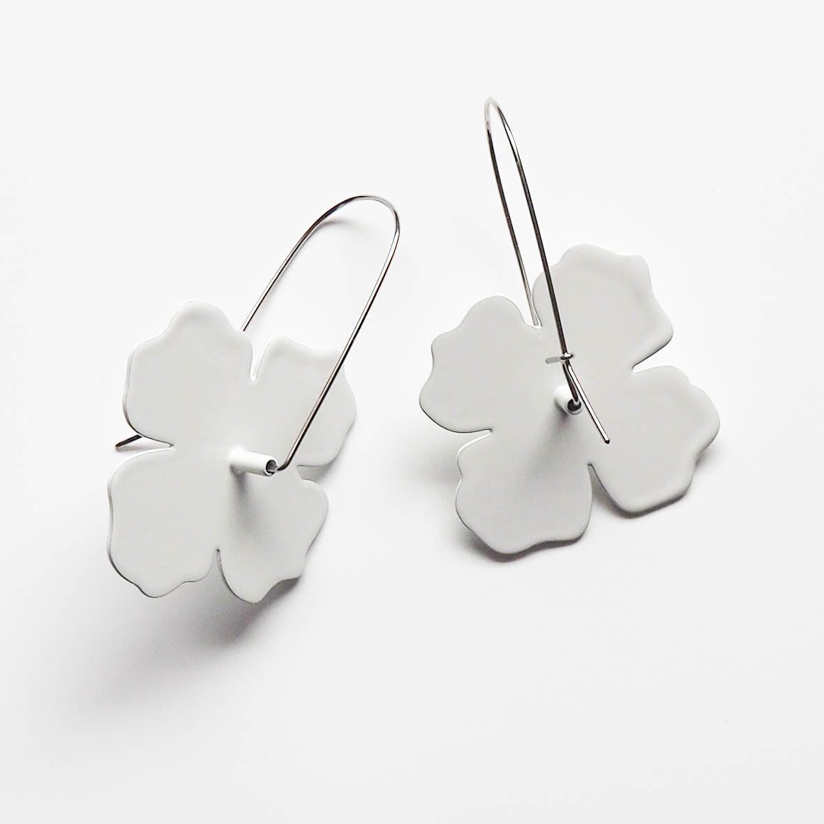 Flower patch: White Clematis Montana earrings, power coated brass, stainless steel earring hooks.

#australiancontemporaryjewellery #jessdare #jessdarejewellery #earrings #zoomearrings #colour #flower #flowerpatch #contemporaryjewellery #handmade