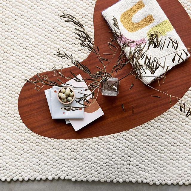 Living at the southern coast of England where beautiful beaches run on for miles, Lucy’s (@peasandneedles) work is inspired by the amazing flora and fauna that live in the rocky and sandy habitat. 🌊 Such a breathtaking sight is the perfect environment for design ideas to come to live, which we saw happen with the abstract wall art Lucy did for KOEL. Head over to koel-magazine.com to get your hands on our latest issue and learn more about abstract punch needling! 💗
.
.
.
→ shop KOEL issue 8, link in bio 
#koelmagazineissue8 #yarnmagazine #craftmagazine #yarnprojects #making #handmadeisbestmade #fibreart #fibrelove# #yarnmaking #koelmagazine #yarnweights #allaboutyarn #makersgonnamake #punchneedling #punchneedling