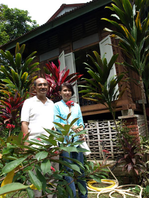 the-couple's-house-stands-b.jpg