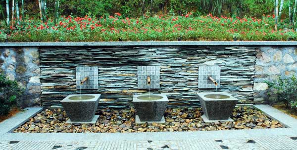Fountain at the entrance of Crosswaters Ecolodge.
