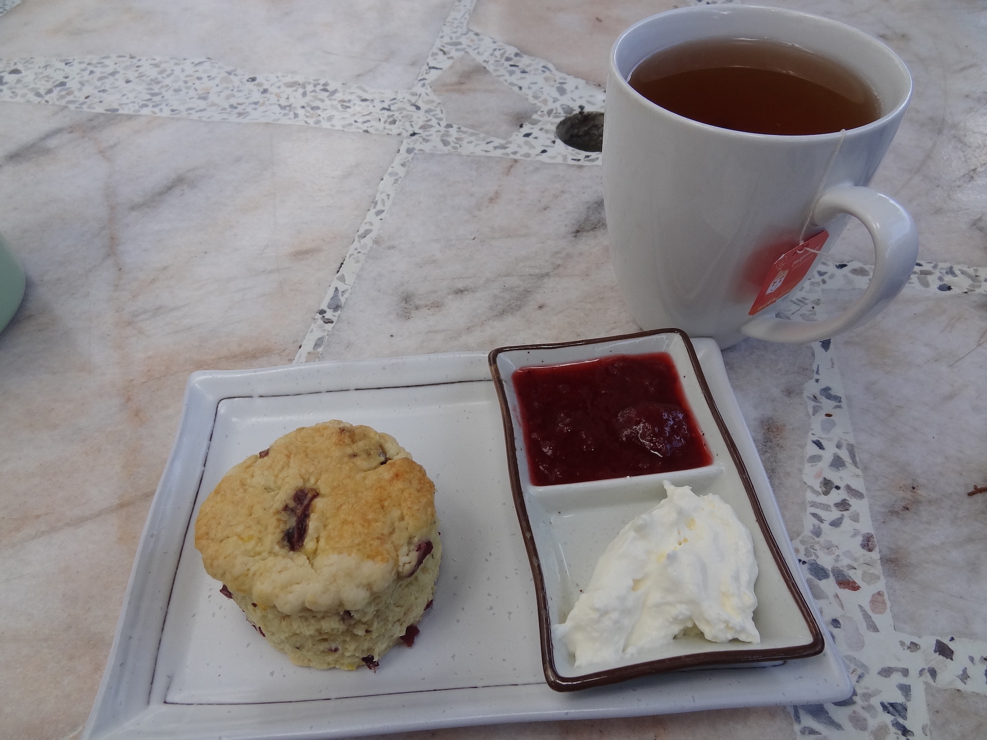 The Barracks is a cafe that serves tea and scones and other local and western favourites with outdoor and indoor dining areas in Cameron Highlands. Outdoor offers garden setting while indoor doubles up as a war history gallery.