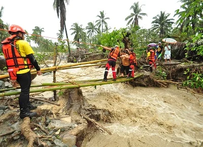 Rescuing flood victims from a rural village in Philippines. Courtesy IDS-Comval.