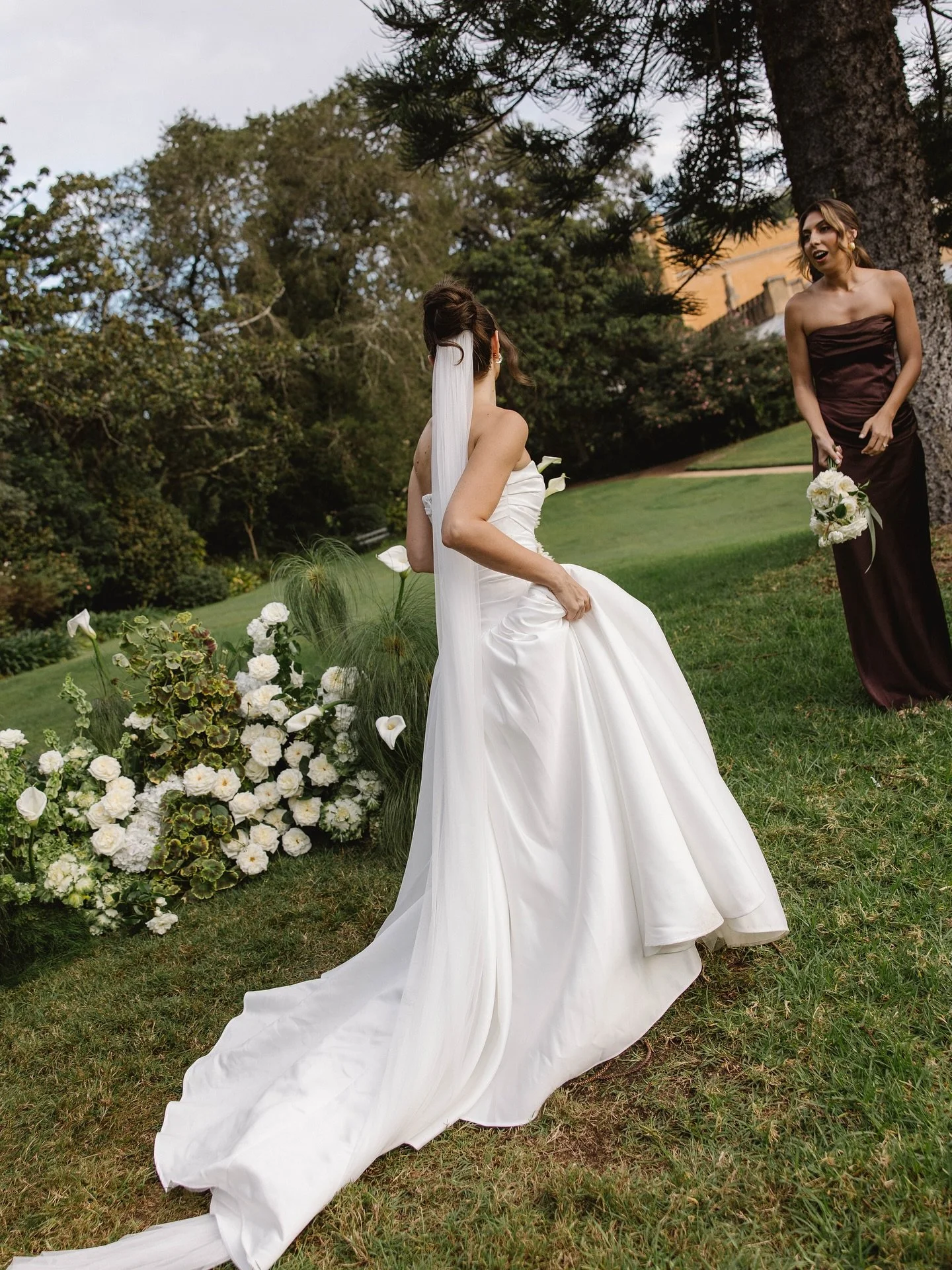 12 photos, one story: green, white, and eternally chic ♡

Ok yes, 12 photos is a LOT for one post but honestly&hellip; how could I not? Each frame captures the details of Sonia &amp; Mikey&rsquo;s day so perfectly, photographed with such care by @ale