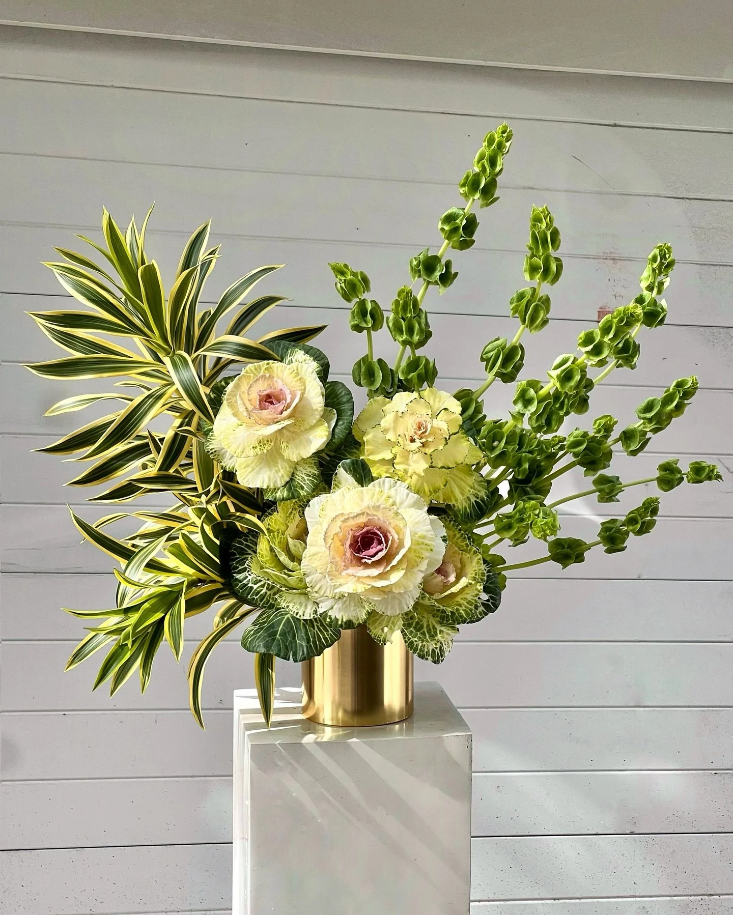 Tomorrow we&rsquo;re back at market after the long weekend and ready to make someone&rsquo;s day!

👉🏼 Scroll across to see how this arrangement landed so perfectly on one of our lucky recipients doorsteps. Sometimes the stars (and tiles) align perf