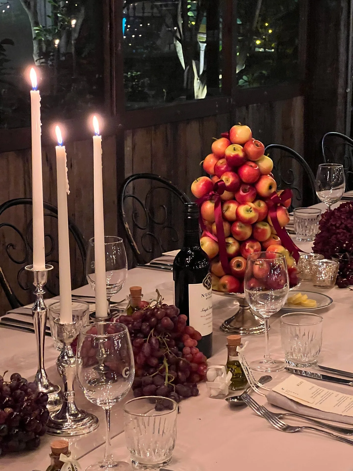 An edible sculpture that&rsquo;s almost too pretty to eat 🍏 A modern twist on the classic croquembouche &mdash; because statement moments don&rsquo;t have to just be floral.

#floralsculpture #modernflorals #croquembouche #sydneywedding #sydneyweddi