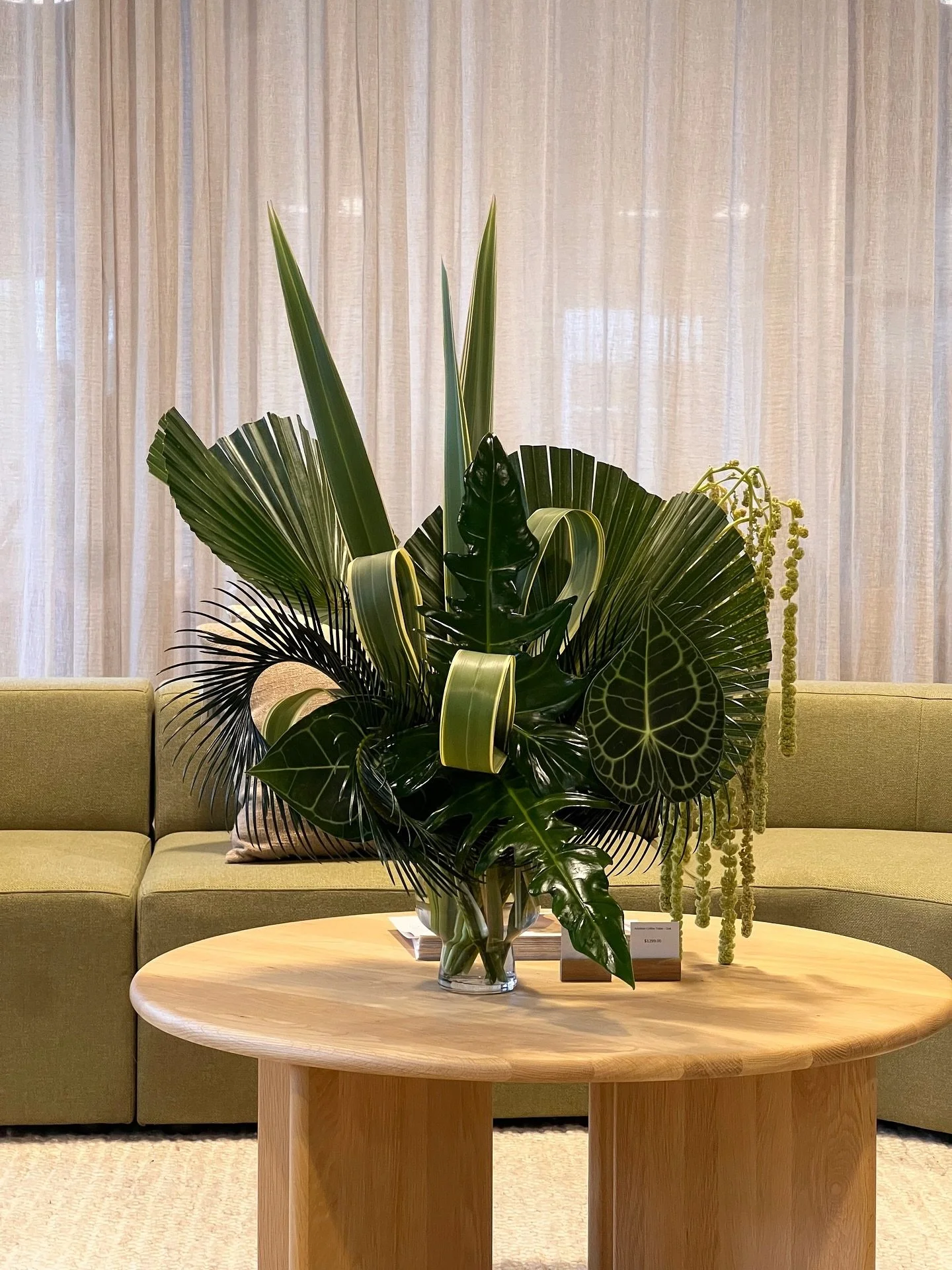 Showroom showcase update - a few gems from the last few drops @rj.living 

Looking to jazz up your own showroom space? 
Get in touch! 

#sydneyflorist #corporatefloristsydney #corporateflorist #floralart #floristsydney #flowerdeliverysydney #sydneyfl