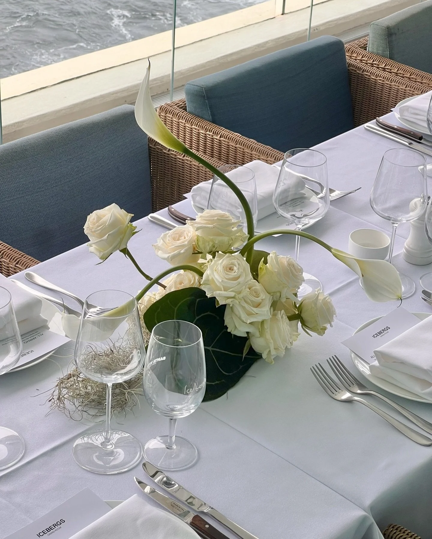 Long lunching by the sea for @alexandracuthill 
I leaned into sculptural, coral-inspired shapes to create florals that felt like they could live just below the surface 🪸🐚

📍 @icebergsdiningroomandbar 

#eventflowers #tablestyling #eventfloristsydn