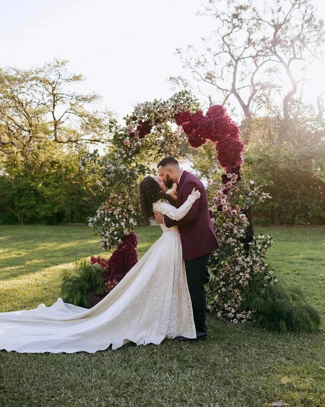 For Corrine &amp; Brendan at @atholhallvenue a ceremony moment rooted in trust and a florist&rsquo;s instinct ❤️&zwj;🔥

Early spring is delicate by nature. Foliage shoots are still soft, and all the flowers lean dainty. Corrine and Brendan envisione