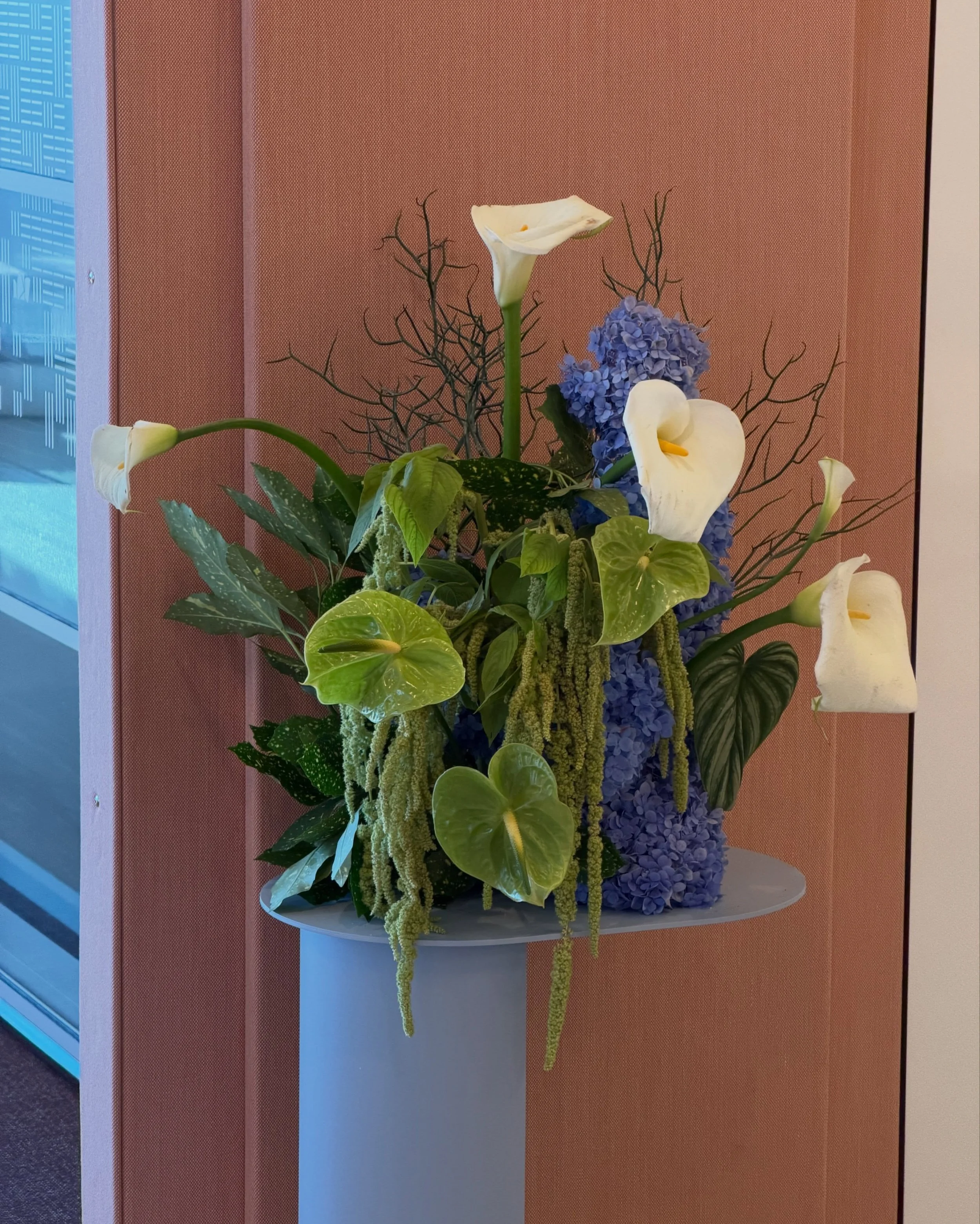 Been feeling blue 💙🦋

#blueflowers #corporateflowerssydney #eventfloristsydney #floraldesign #floralarrangement