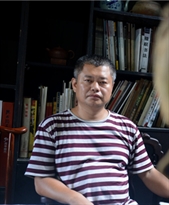 余小伦 陶艺家、画家; 国家一级美术师; 惠州时陶瓷艺术家协会主席; 东平窑陶瓷艺术研究院院长; 客家中国画院副院长; 惠州市书法家协会理事; 中国国画教育发展研究院专职画家; 大连大学美术学院客座教授; 惠州学院客座教授。