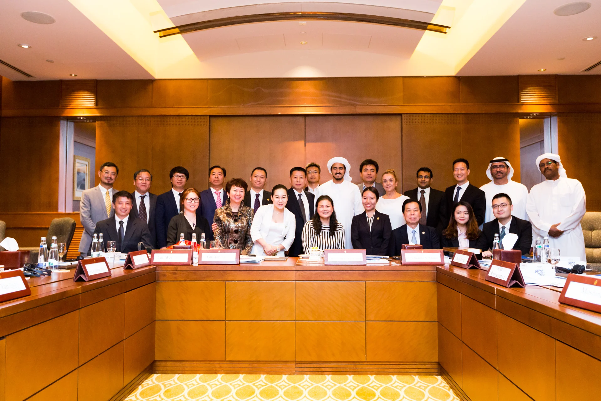 (图为参会人员合影)