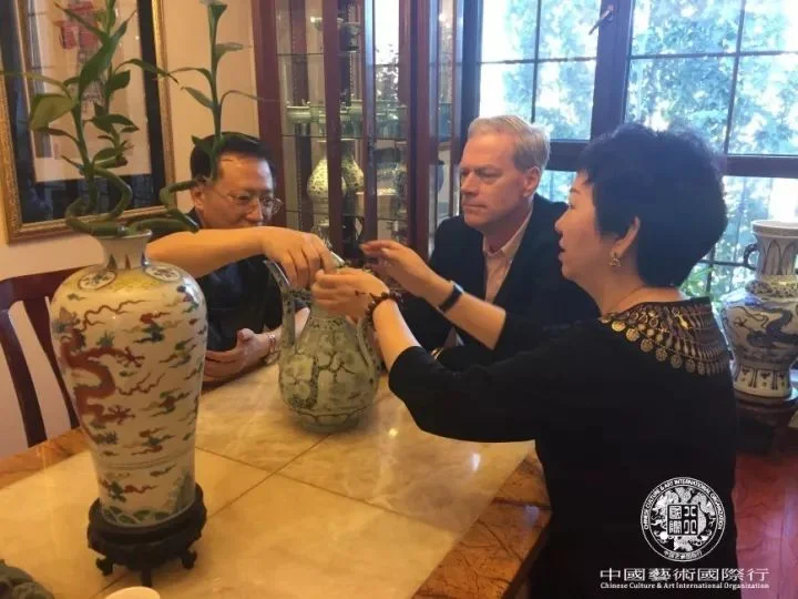 Mr. Steven C. Rockefeller Jr. and Mr. Li Zhiren appreciated the artistic collection in Beijing Cheng Huai Tang