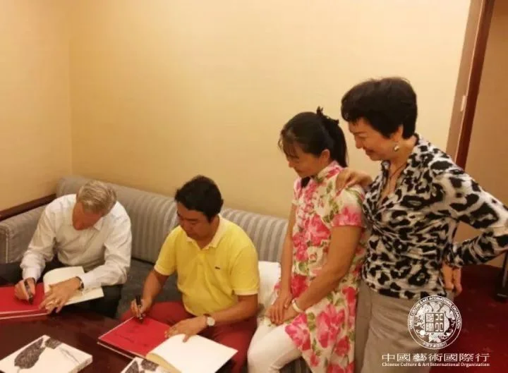 Mr. Steven C. Rockefeller Jr. and Mr. Liu Zhong signed on their cooperative works collection “A Rendezvous in Summer”