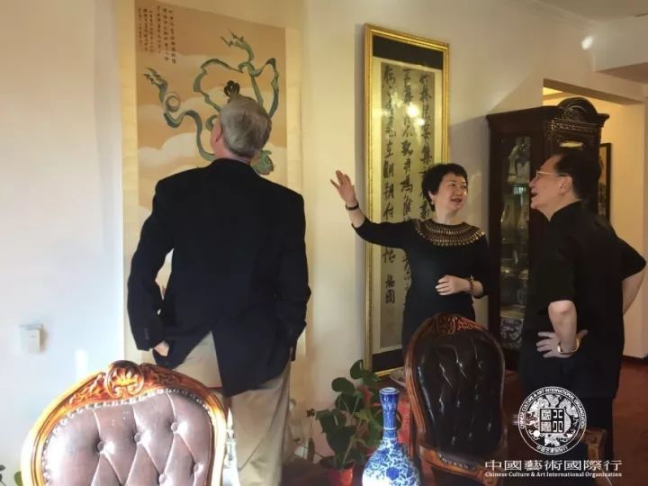 斯蒂文先生与李志仁先生在北京澄怀堂鉴赏艺术藏品