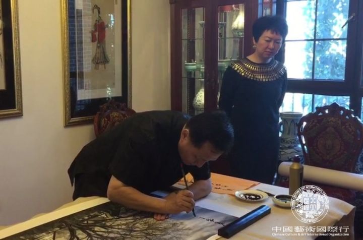 李志仁先生在斯蒂文摄影作品上题字“龙在天涯”