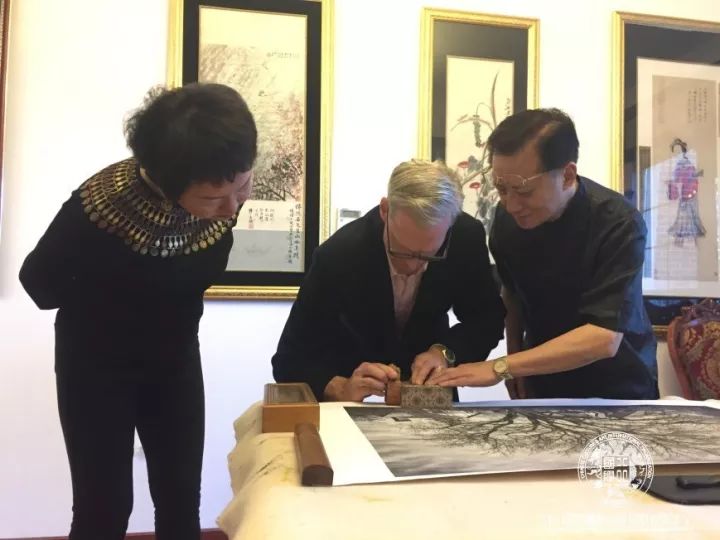 斯蒂文先生摄影作品上签字盖章