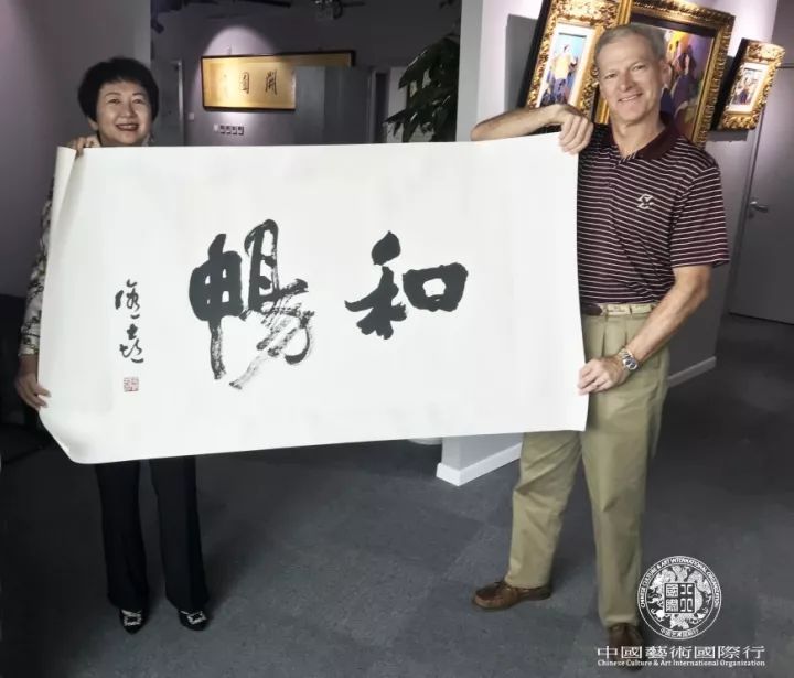 龚庭玉女士与张奇龙先生成立适梵文化艺术发展有限公司的签约