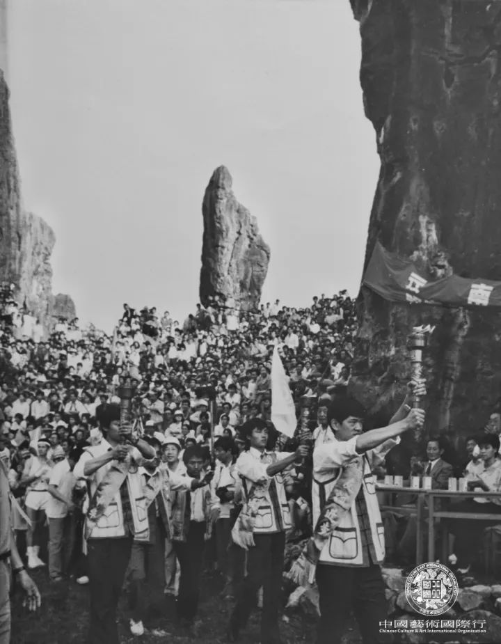 图3:彝族同胞参加火炬传递