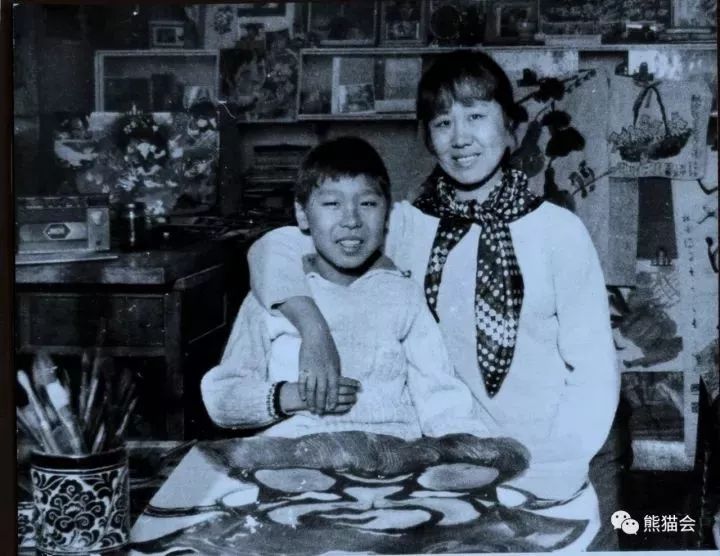  ▲“刘中与母亲周美娟合影”