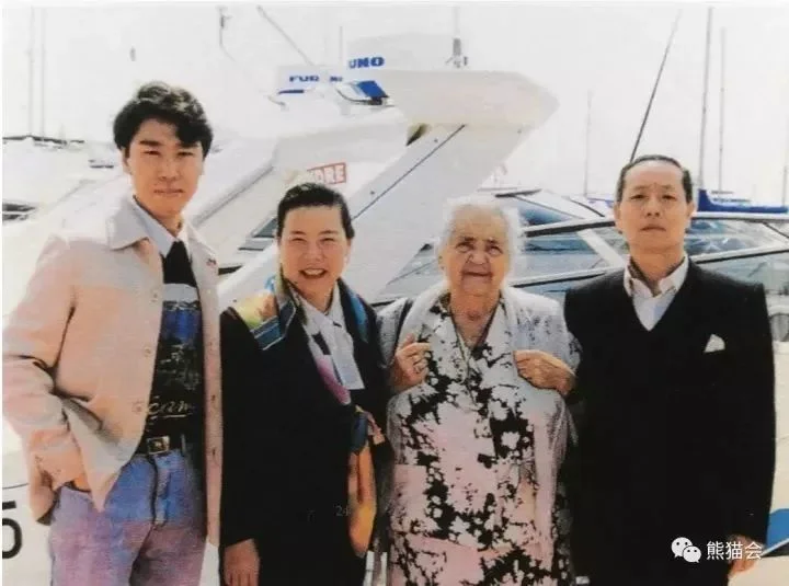  ▲“与法国奶奶阿尼塔夫人和中国驻马赛总领事侯贵信夫妇合影”