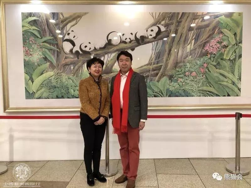 ▲ 中国艺术国际行共同主席兼国际关爱组织副主席龚庭玉与刘中合影