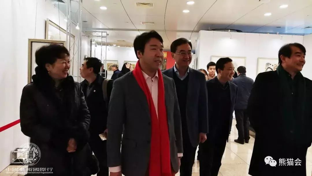 ▲ 刘中引领各方嘉宾参观展览