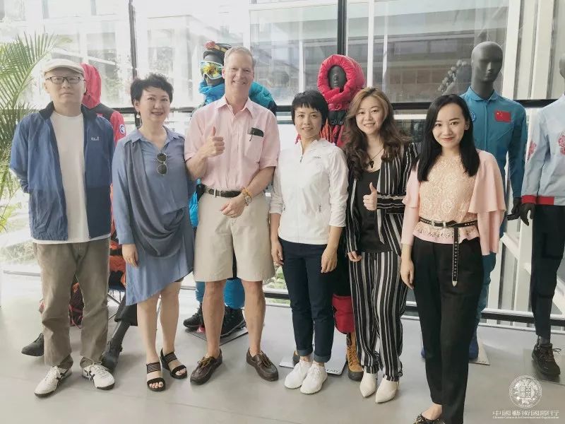 Steven C. Rockefeller II先生(左)、王静女士(右)、龚庭玉女士(左二)、邓介平先生(左一)、Sophia G. Zhao(右二)、Cindy Meng(右一)