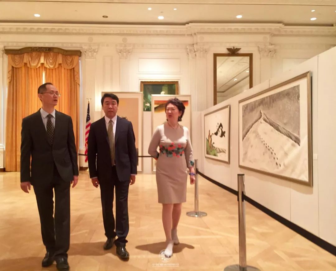 中国驻洛杉矶总领馆副总领事施远强(左一) , 艺术家刘中(中)与CCAIO共同主席龚庭玉(右二)