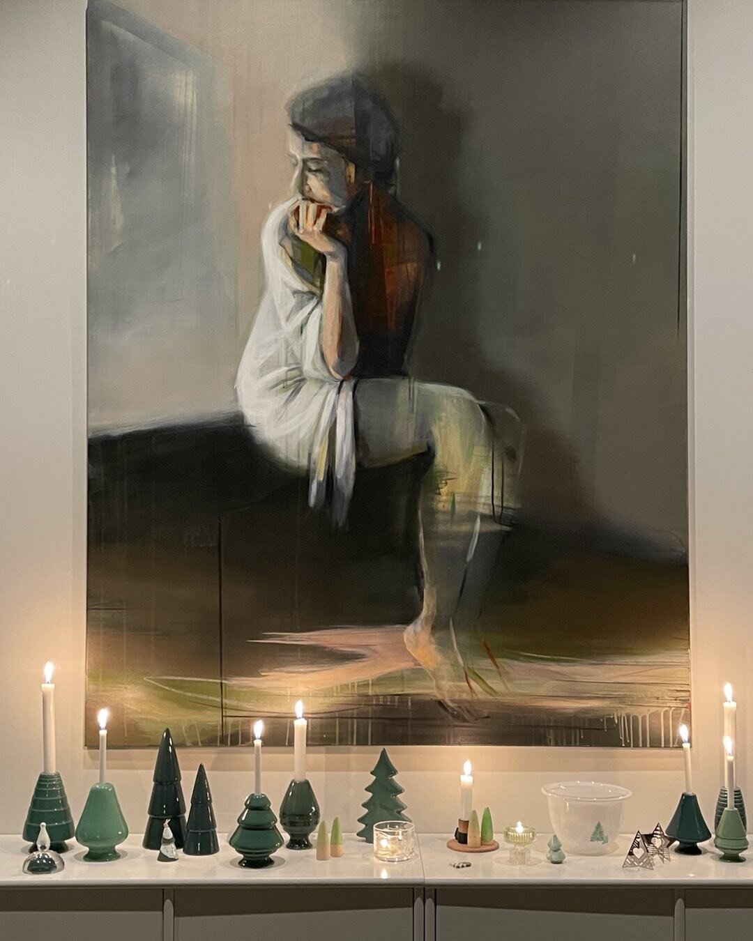 Maleriet her bor hos norske kunder, som sendte den s&oslash;deste julehilsen med foto af deres maleri med juledekoration🙏 Med det vil jeg, p&aring; vegne af Diana Bl&uuml;thgen og jeg, &oslash;nske en gl&aelig;delig jul til Jer alle❤️