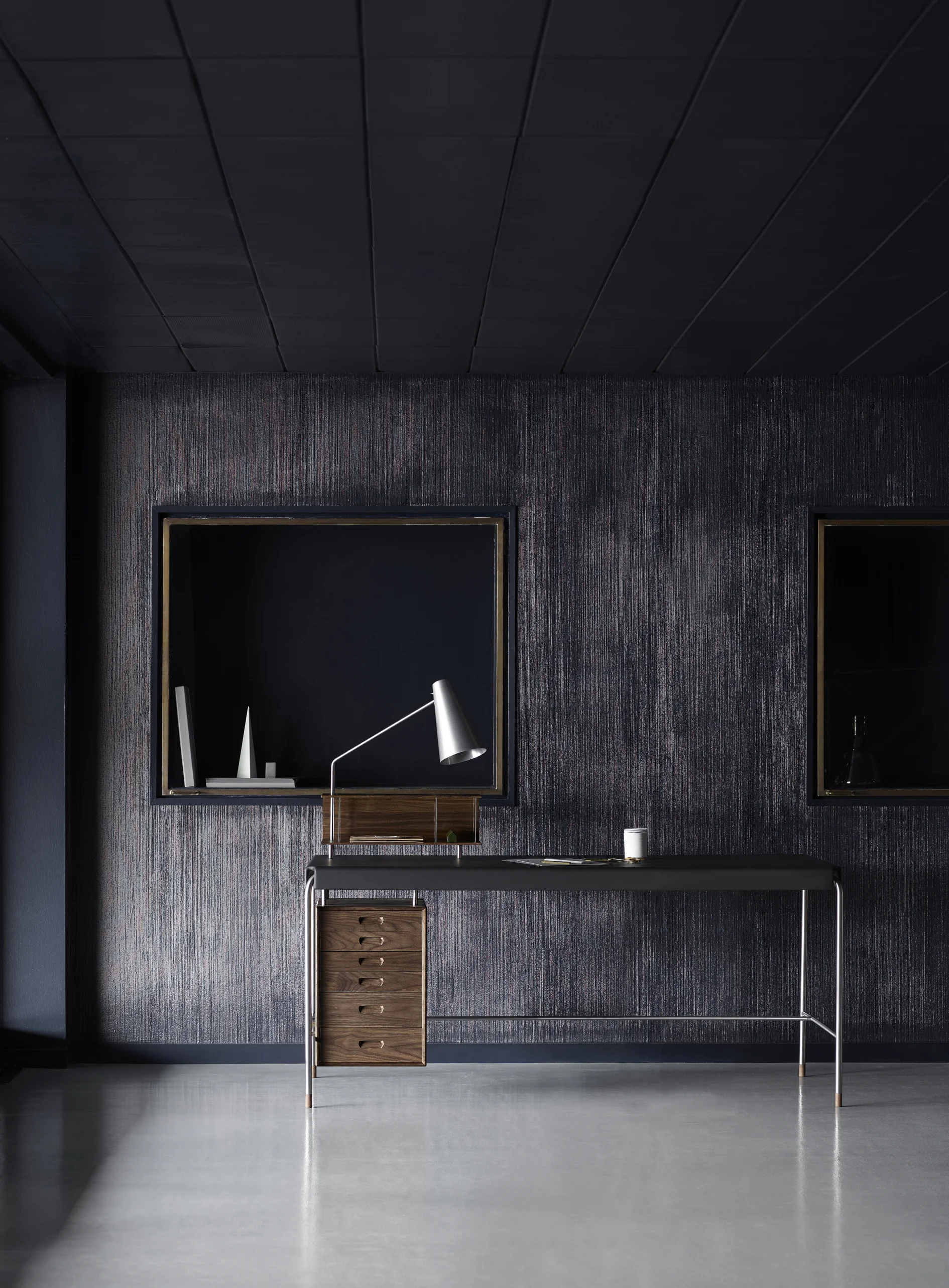 Jacobsen_AJ52-Society-Table-Walnut-Freja-2002.jpg