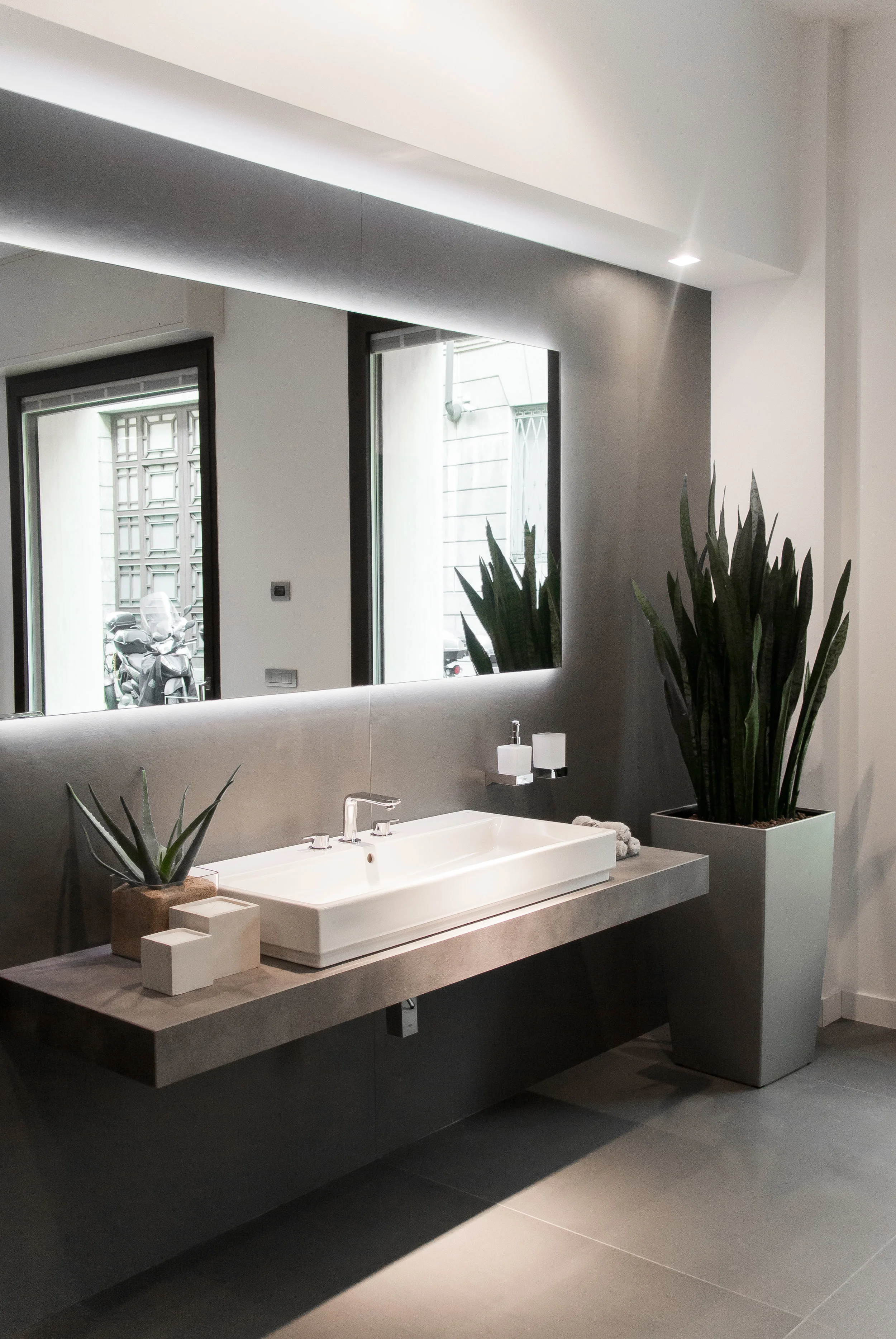 GROHE-APRILANDMAY.jpg