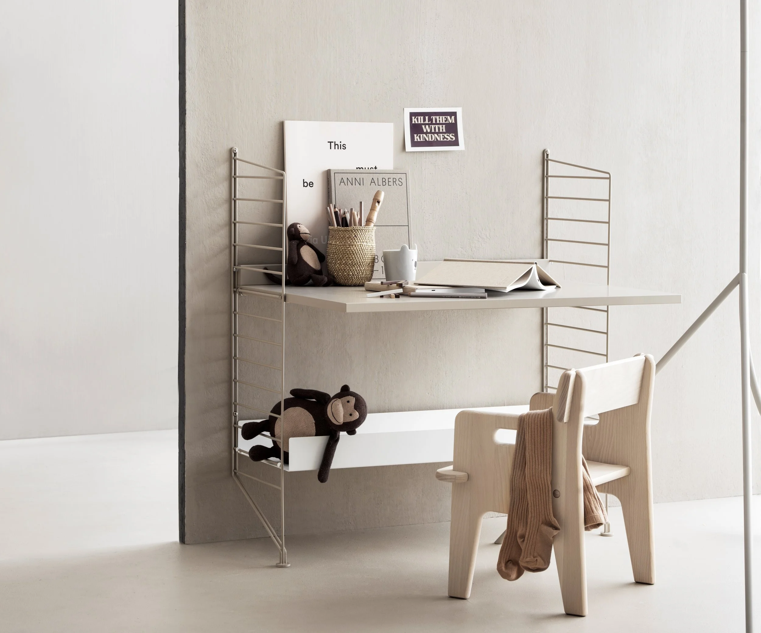 string-system-kidsroom-beige-white-desk_landscape.jpg