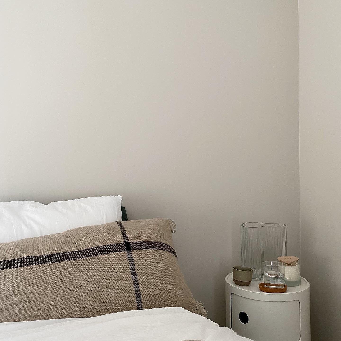 Guten morgen, zonnetje waar ben je nou? 🫣

Gelukkig wordt ik blij van onze nieuwe nachtkastjes van @kartell_official en kussen van @fermliving ! 

#collab #misterdesign @misterdesign @fermliving @aprilandmay