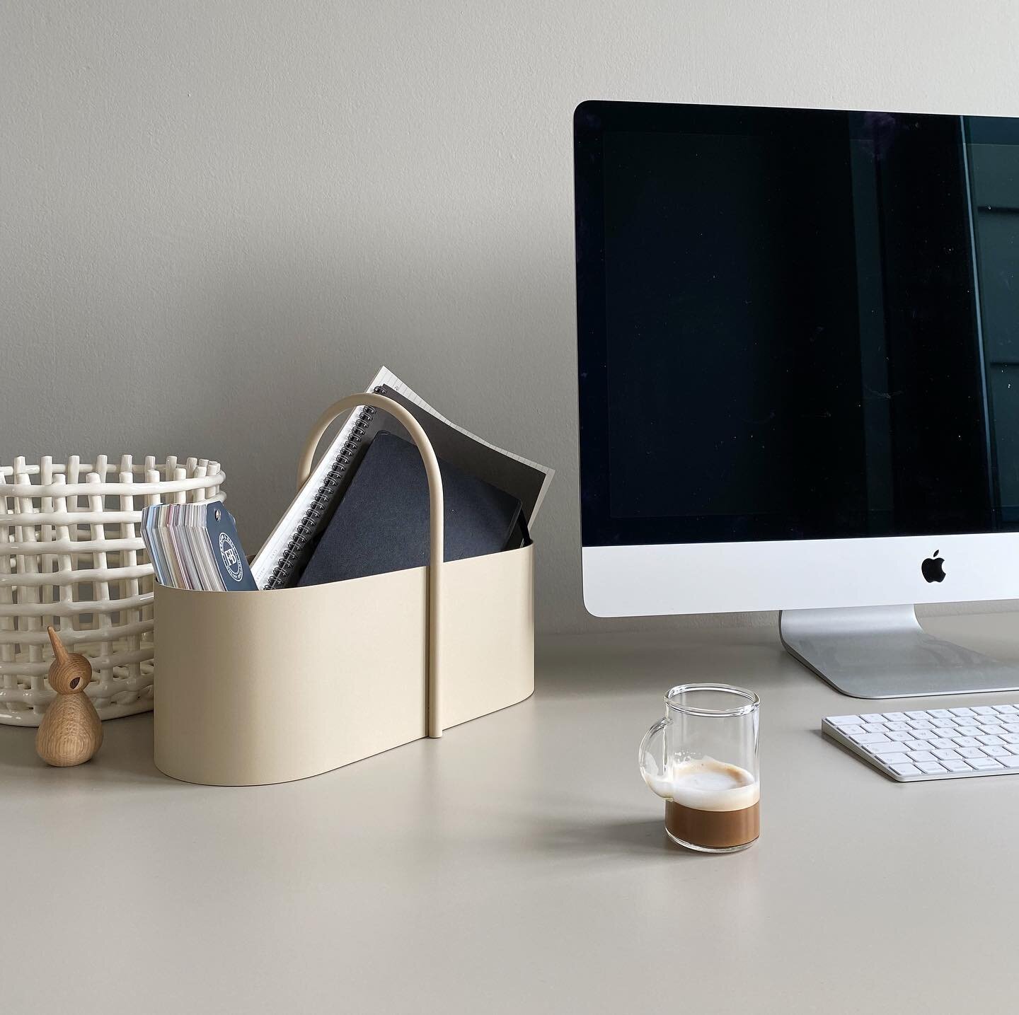 Another day at the office. Nee geintje, ik werk gewoon vanuit huis. Thuis werken kan soms best rommelig zijn omdat je geneigd bent om langer door te werken of even tussendoor. Een opgeruimde plek kan voor veel rust zorgen. Iets waar ik vaak behoefte 